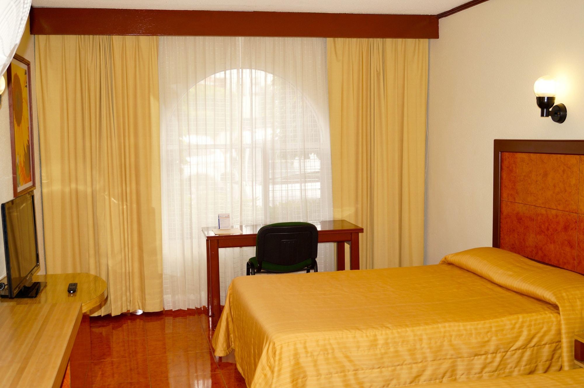 Hotel & Suites Villa Del Sol Морелия Екстериор снимка