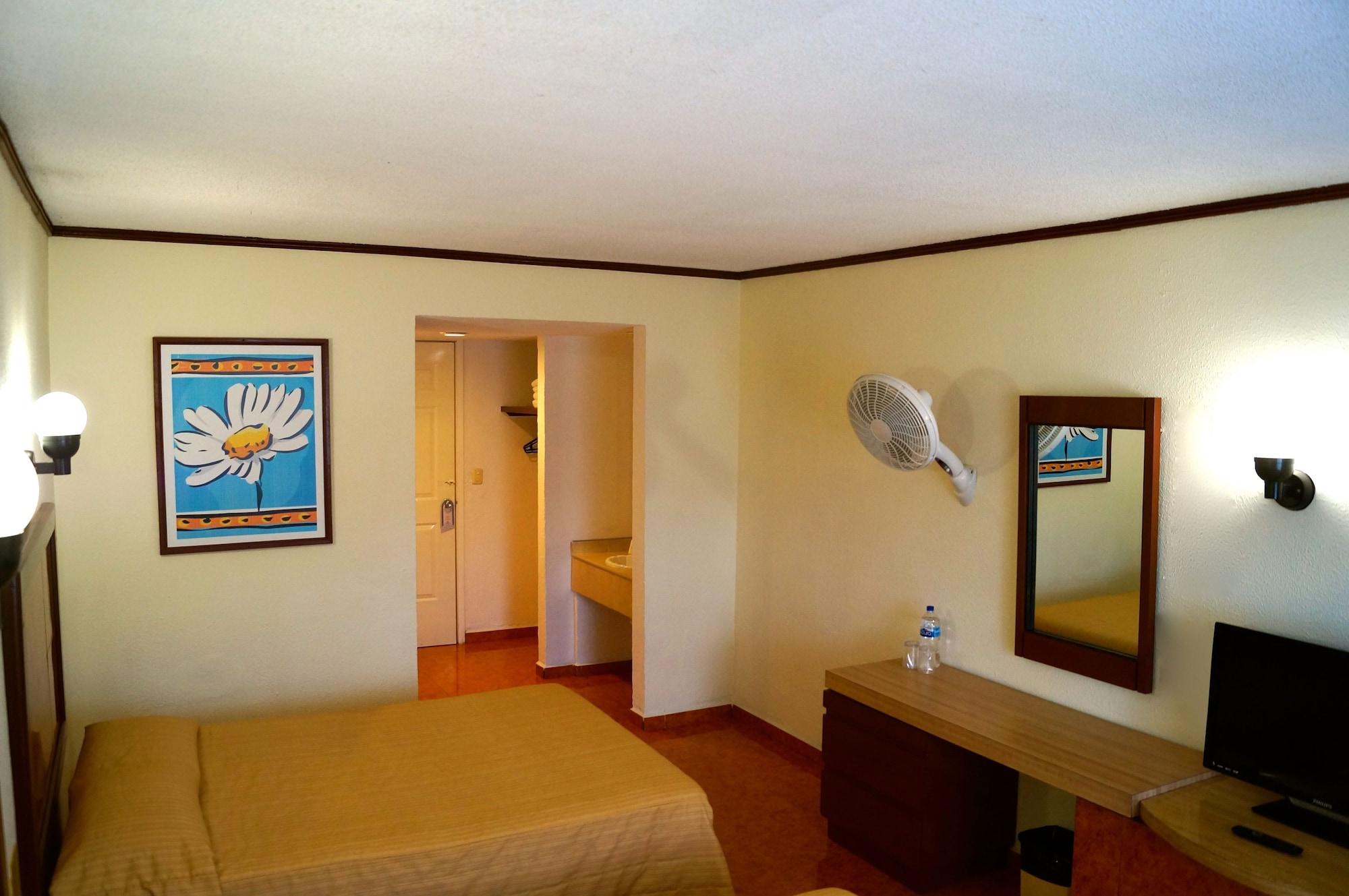 Hotel & Suites Villa Del Sol Морелия Екстериор снимка