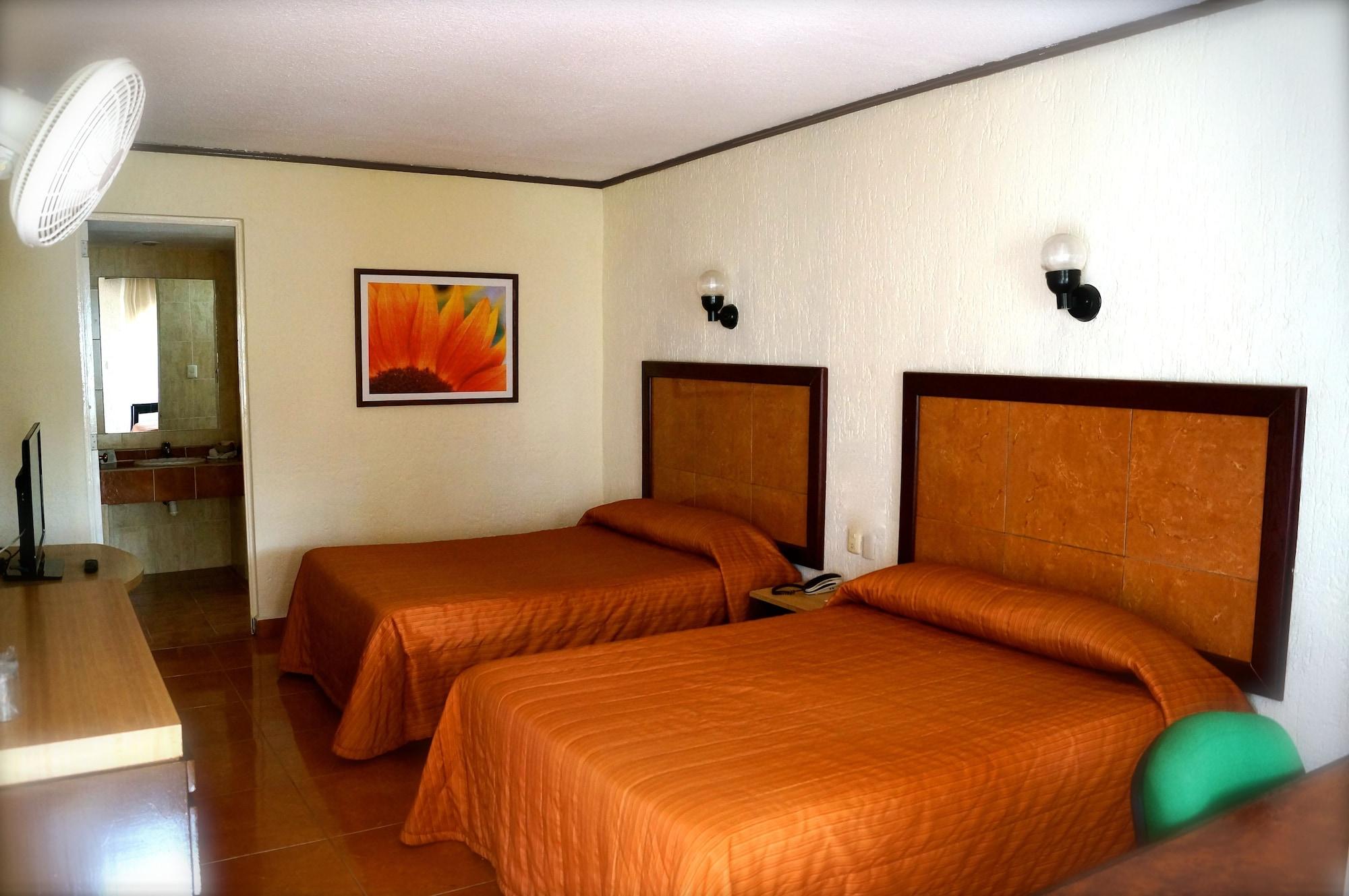 Hotel & Suites Villa Del Sol Морелия Екстериор снимка