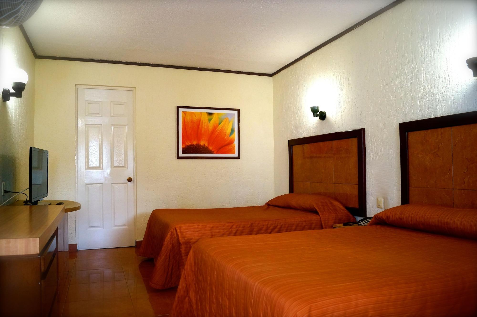 Hotel & Suites Villa Del Sol Морелия Екстериор снимка