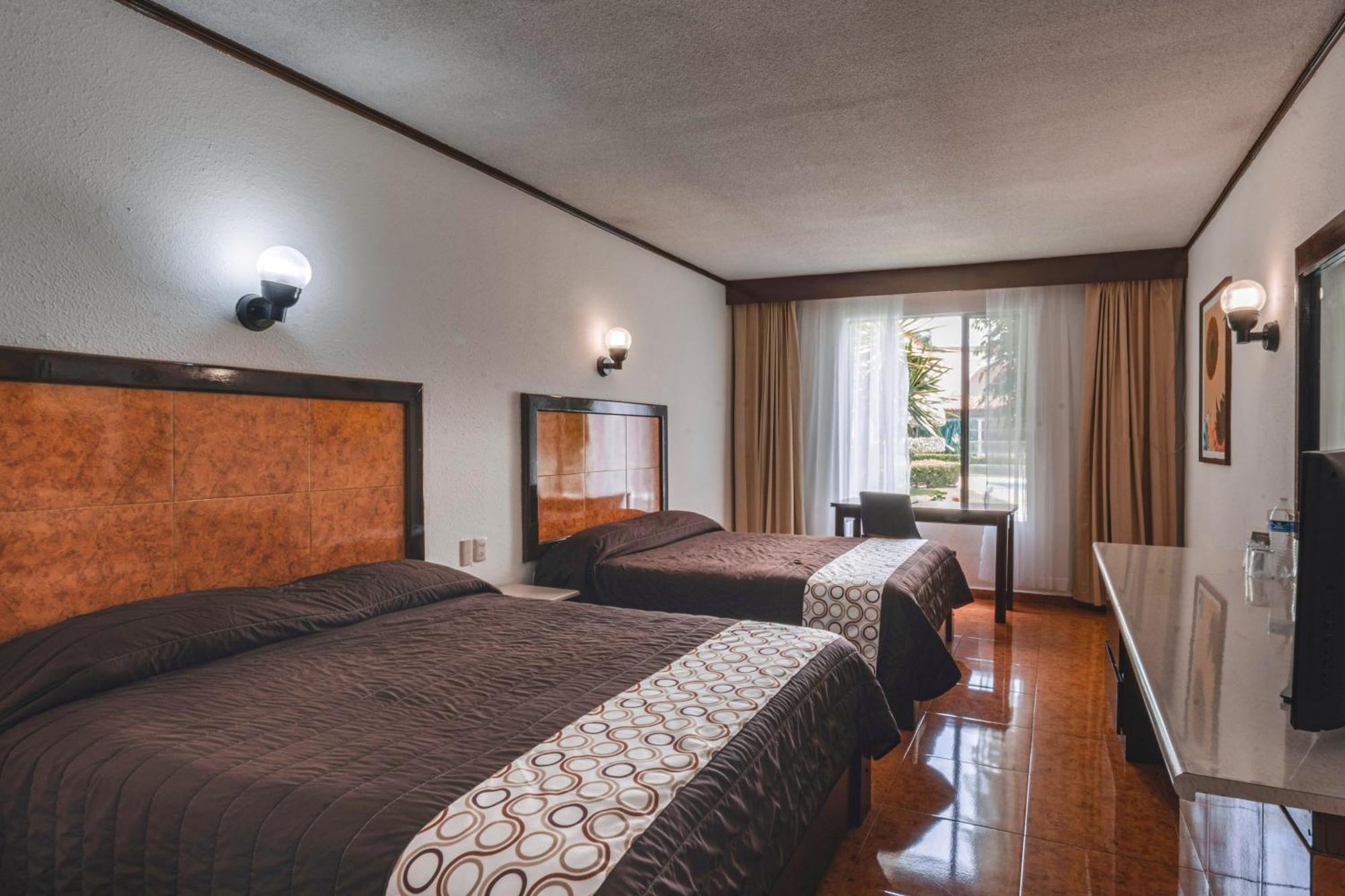 Hotel & Suites Villa Del Sol Морелия Екстериор снимка