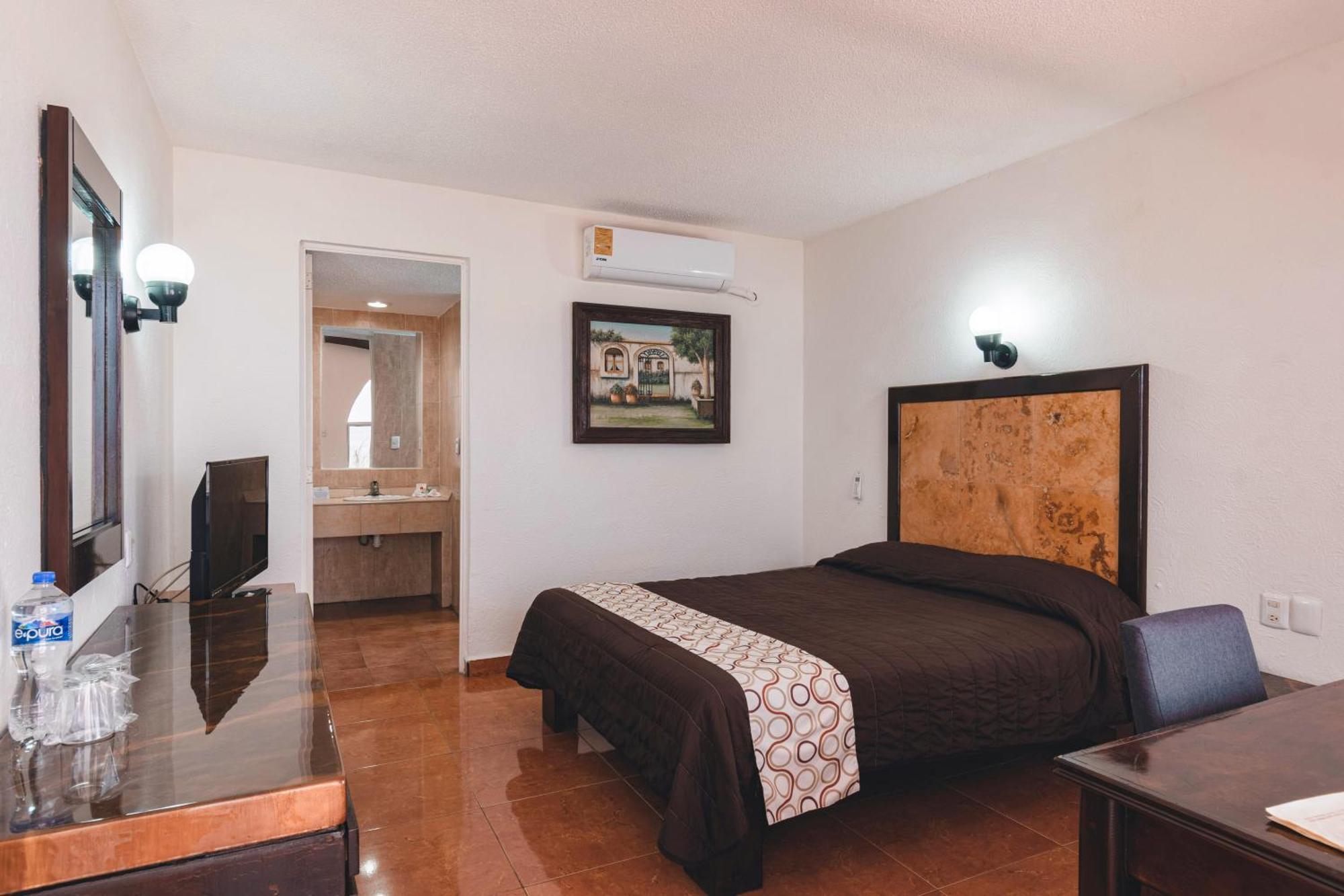 Hotel & Suites Villa Del Sol Морелия Екстериор снимка