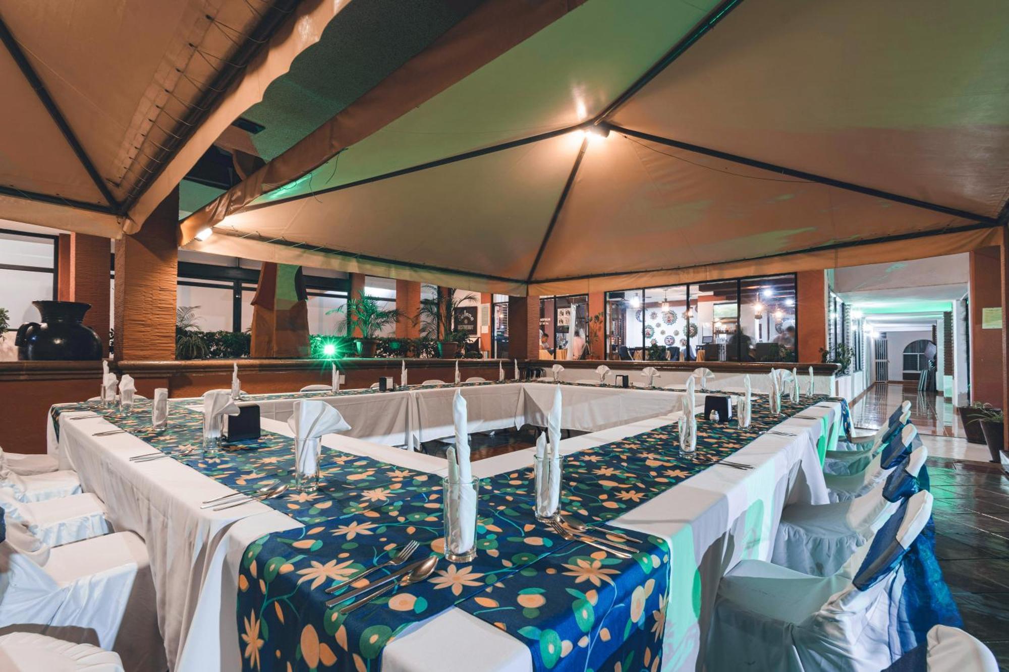 Hotel & Suites Villa Del Sol Морелия Екстериор снимка