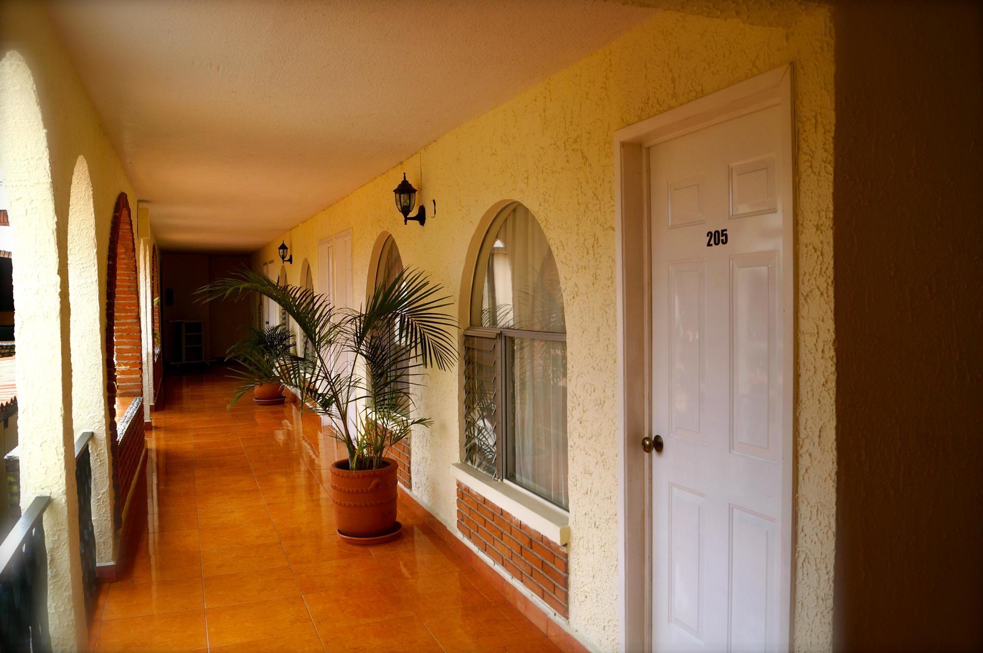 Hotel & Suites Villa Del Sol Морелия Екстериор снимка